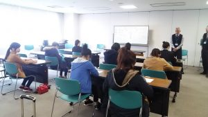 学科試験の説明を受けているところ