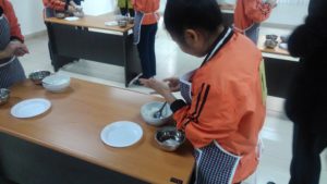 初めて握る日本のおにぎり。うまく握れるかな?