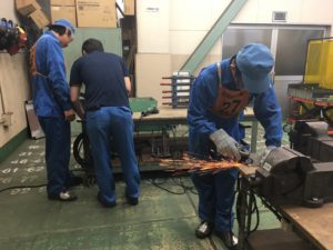 バリ取りなど下準備中