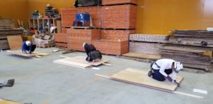 黙々と作業する様子